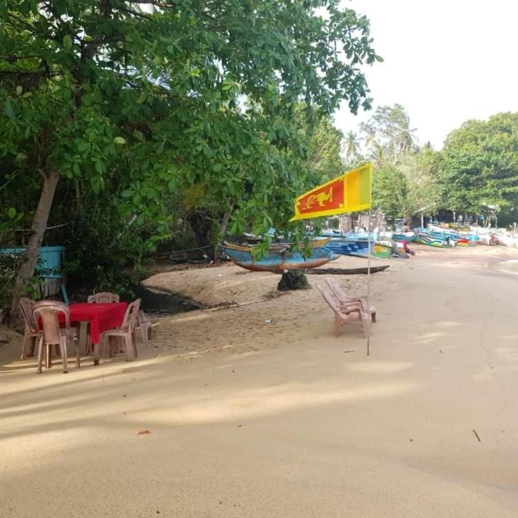 Moon River Surf Beach Cabana Acomodação com café da manhã Tangalle Exterior foto